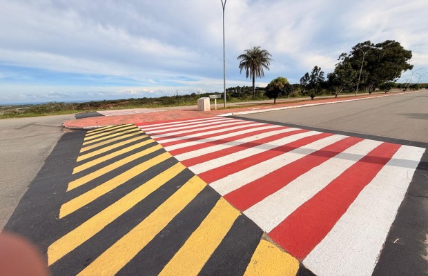 Prefeitura de Cedro do Abaeté reforça sinalização viária com pintura das faixas elevadas